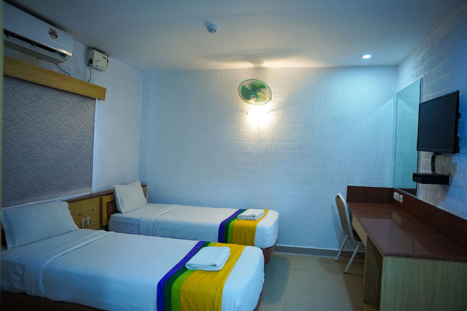 eiffel-tower-paris-las-vegas-hotel-casino-wallpaper-1056