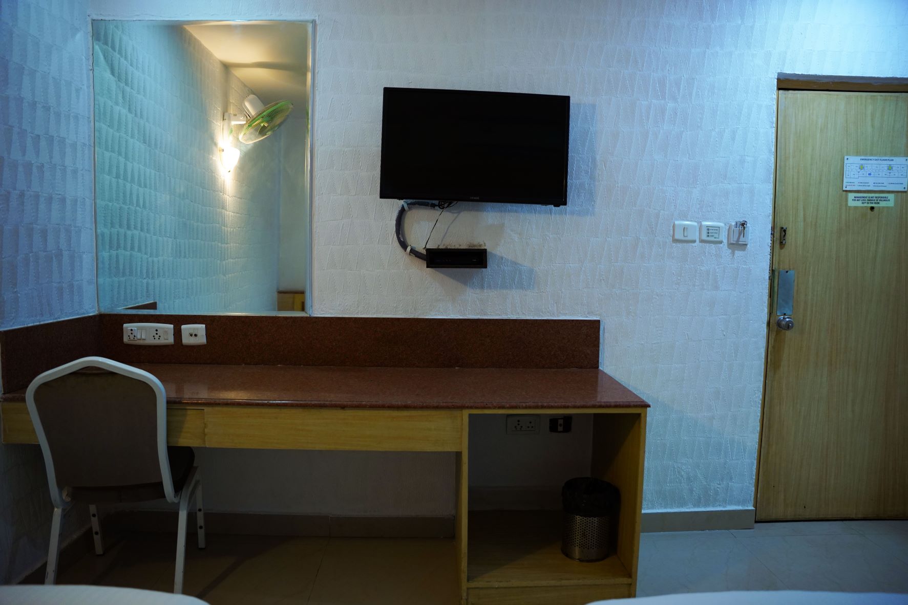 eiffel-tower-paris-las-vegas-hotel-casino-wallpaper-1056