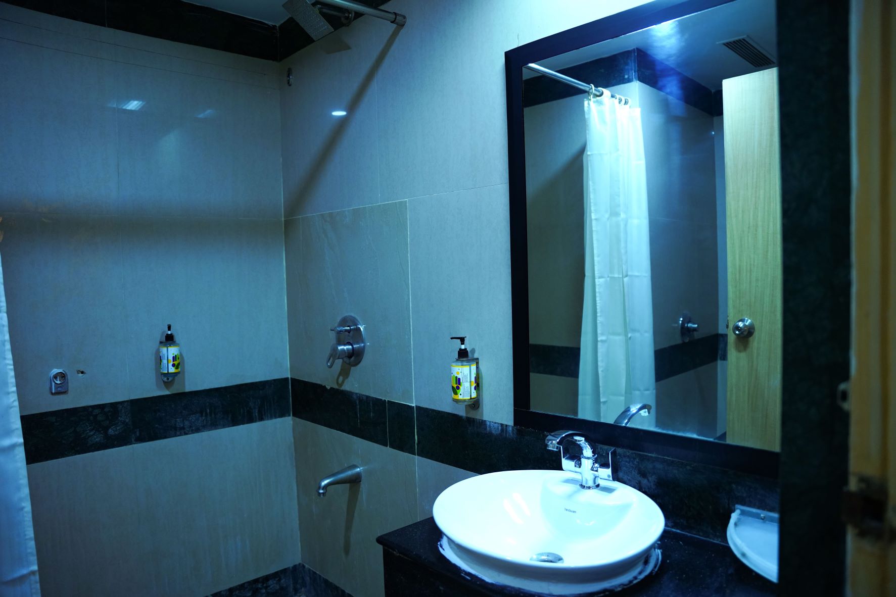 eiffel-tower-paris-las-vegas-hotel-casino-wallpaper-1056