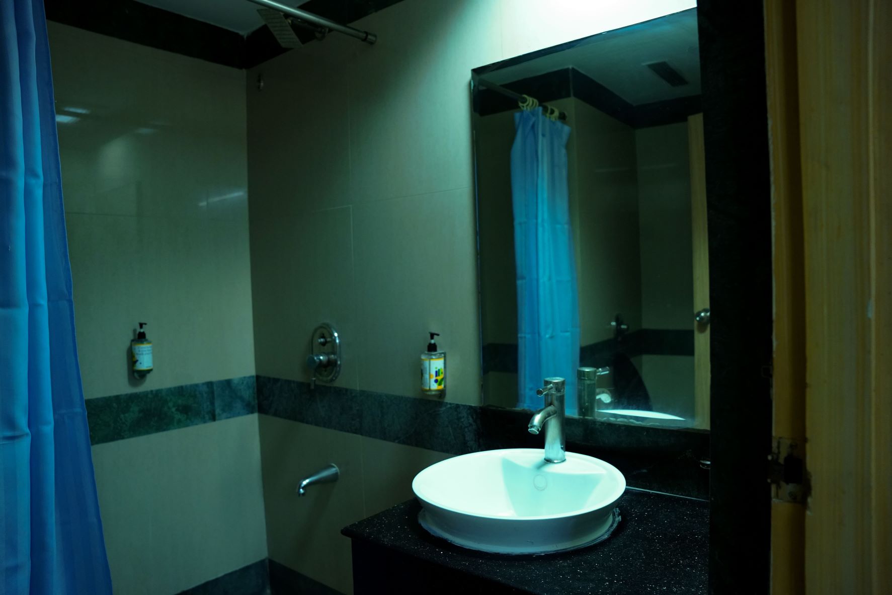 eiffel-tower-paris-las-vegas-hotel-casino-wallpaper-1056